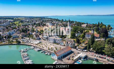 Blick auf die Thurgauer Gemeinde Romanshorn am Bodensse mit der reformierten Pfarrkirche St. Johannes. (Romanshorn, Schweiz, 02.07.2022) Stockfoto