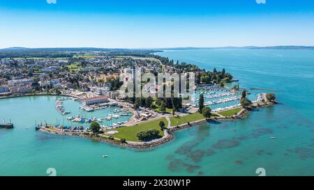 Blick auf die Thurgauer Gemeinde Romanshorn am Bodensse mit der reformierten Pfarrkirche St. Johannes. (Romanshorn, Schweiz, 02.07.2022) Stockfoto