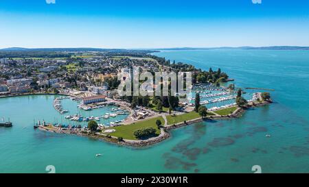 Blick auf die Thurgauer Gemeinde Romanshorn am Bodensse mit der reformierten Pfarrkirche St. Johannes. (Romanshorn, Schweiz, 02.07.2022) Stockfoto