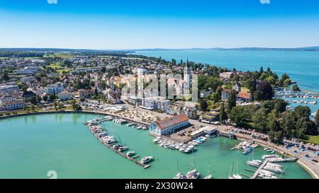 Blick auf die Thurgauer Gemeinde Romanshorn am Bodensse mit der reformierten Pfarrkirche St. Johannes. (Romanshorn, Schweiz, 02.07.2022) Stockfoto