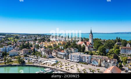 Blick auf die Thurgauer Gemeinde Romanshorn am Bodensse mit der reformierten Pfarrkirche St. Johannes. (Romanshorn, Schweiz, 02.07.2022) Stockfoto