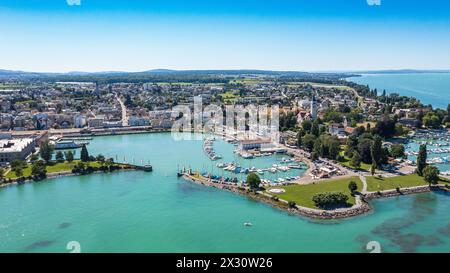 Blick auf die Thurgauer Gemeinde Romanshorn am Bodensse mit der reformierten Pfarrkirche St. Johannes. (Romanshorn, Schweiz, 02.07.2022) Stockfoto