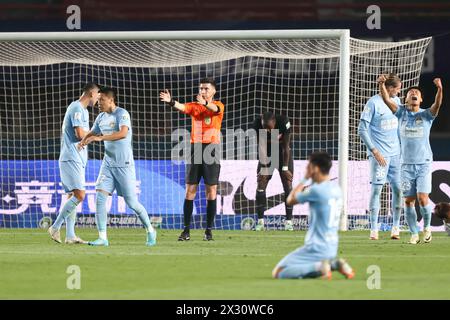 Henan Jiuzu Dukang Football Club besiegte den Qingdao Hainiu Football Club mit 1-0 in der siebten Runde der Chinesischen Super League (CSL) 2024 in Zhengzh Stockfoto
