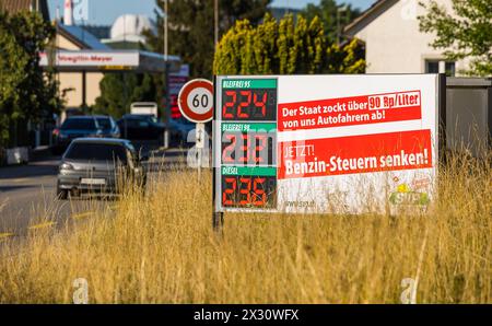 Die Schweizerische Volkspartei SVP fordert auf einem Plakat, dass die Benzinsteuer gesenkt wird. (Schwaderloch, Schweiz, 25.06.2022) Stockfoto