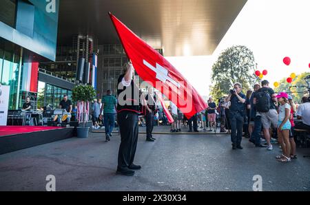 Fahnenschwinger und Jodlerinnen zeigen ihr können und lassen die Schweizer Kultur aufleben. (Luzern, Schweiz, 31.07.2022) Stockfoto