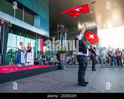 Fahnenschwinger und Jodlerinnen zeigen ihr können und lassen die Schweizer Kultur aufleben. (Luzern, Schweiz, 31.07.2022) Stockfoto