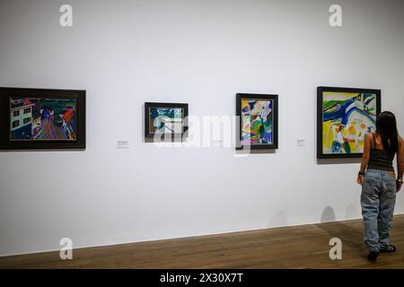 London, Großbritannien, 23. April 2024, ein internationaler Freundeskreis des frühen 20. Jahrhunderts, kam zusammen, um die moderne Kunst zu transformieren. Die Ausstellung The Expressionists: Kandinsky, Munter and the Blue Rider in Tate Modern befasst sich mit dieser Geschichte. Sie feiern ihre radikalen Experimente mit Form, Farbe, Klang und Leistung. Diese Ausstellung findet vom 25. April bis zum 20. Oktober 2024 statt. Andrew Lalchan Photography/Alamy Live News Stockfoto