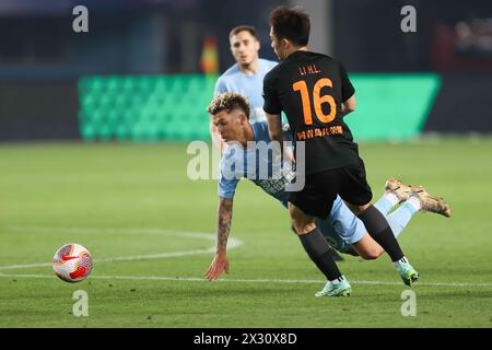 Henan Jiuzu Dukang Football Club besiegte den Qingdao Hainiu Football Club mit 1-0 in der siebten Runde der Chinesischen Super League (CSL) 2024 in Zhengzh Stockfoto