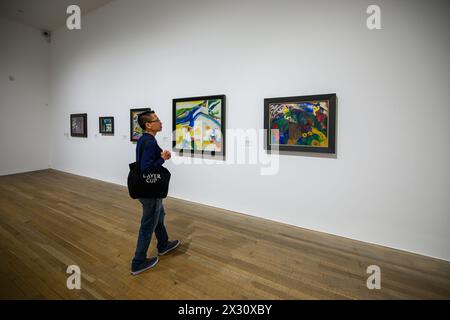 London, Großbritannien, 23. April 2024, ein internationaler Freundeskreis des frühen 20. Jahrhunderts, kam zusammen, um die moderne Kunst zu transformieren. Die Ausstellung The Expressionists: Kandinsky, Munter and the Blue Rider in Tate Modern befasst sich mit dieser Geschichte. Sie feiern ihre radikalen Experimente mit Form, Farbe, Klang und Leistung. Diese Ausstellung findet vom 25. April bis zum 20. Oktober 2024 statt. Andrew Lalchan Photography/Alamy Live News Stockfoto
