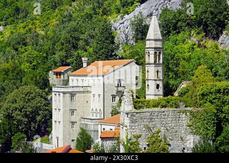 Blick auf das Haus der Familie Zmajevic und die Kirche unserer Lieben Frau vom Rosenkranz in Perast (Montenegro) Stockfoto