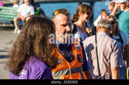 Der Einsatzleiter der Luzerner Polizei im Gespräch mit dem Co-Präsident von der Jugendorganisation Massvoll Nicolas Rimoldi. (Luzern, Schweiz, 31.07.2 Stockfoto