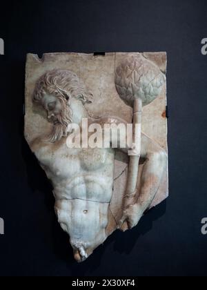 Marmorrelief mit einem tanzenden Satyr, ausgestellt in der Ausstellung in Palaestra, Pompeji Italien Stockfoto