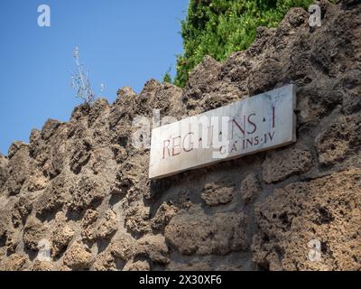 Eine Inschriftstafel an einer Steinmauer in Pompeji Italien Stockfoto
