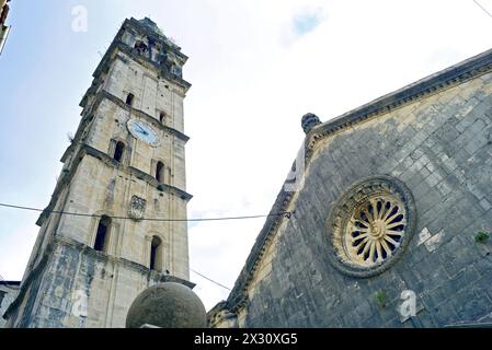 Glockenturm und Fragment der Hauptfassade der Kirche St. Nikolaus in Perast (Montenegro) Stockfoto