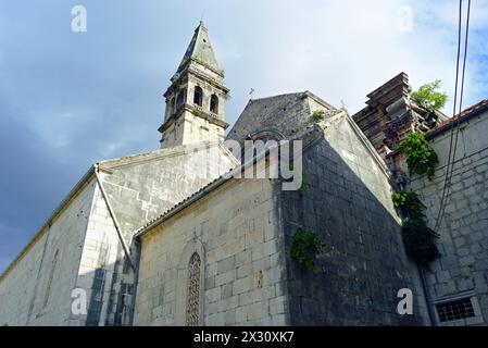 Von unten auf die Kirche St. Nikolaus - Sehenswürdigkeiten der Stadt Perast in Montenegro Stockfoto