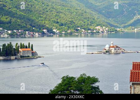 Ein Blick aus der Vogelperspektive auf zwei Inseln in den Gewässern der Bucht von Kotor in der Nähe der montenegrinischen Stadt Perast: St. George und unsere Lieben Frau von den Felsen Stockfoto