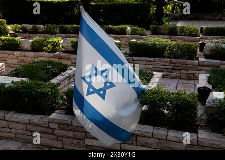 Eine einzige israelische Flagge auf dem Grab eines gefallenen israelischen Soldaten auf dem Militärfriedhof Mount Herzl in Jerusalem, Israel. Stockfoto