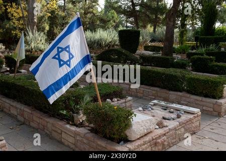 Eine einzige israelische Flagge auf dem Grab eines gefallenen israelischen Soldaten auf dem Militärfriedhof Mount Herzl in Jerusalem, Israel. Stockfoto