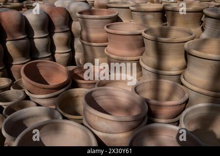 Eine Vielzahl von leeren, erdfarbenen Töpfen in verschiedenen Formen und Größen zum Verkauf in einer Pflanzenzüchtung. Stockfoto