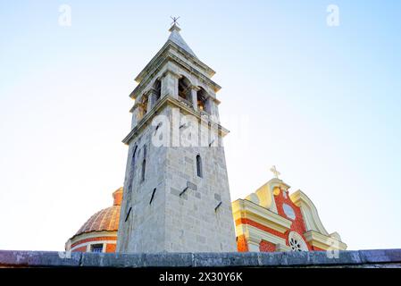 Der Glockenturm der Kirche St. Matthew in der montenegrinischen Stadt Dobrota - Blick von unten nach oben Stockfoto