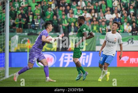 Der Beijing Guoan Football Club besiegte den Qingdao West Coast Football Club mit 4-1 in der siebten Runde der Chinesischen Super League (CSL) 2024 in Peking. Stockfoto