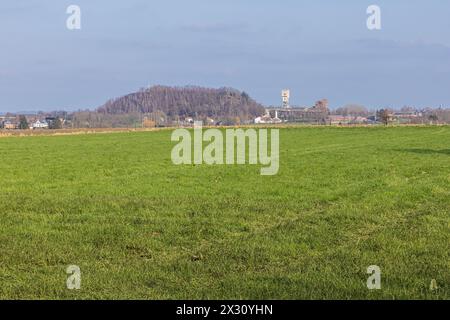 Fernsicht auf die Blegny-Mine mit einem Schlackenhaufen und landwirtschaftlichen Tätigkeiten in der Nähe Stockfoto