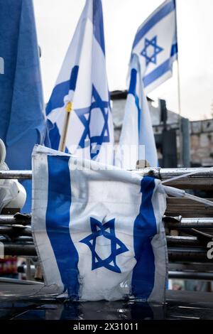 Israelische Fahnen auf der Schau und flattern im Wind während der Feier des israelischen Unabhängigkeitstages. Stockfoto