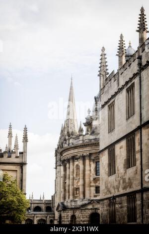 College-Gebäude der Oxford University mit Blick auf den Radcliffe Square mit der St. Mary's Church im Hintergrund in Oxford Stockfoto