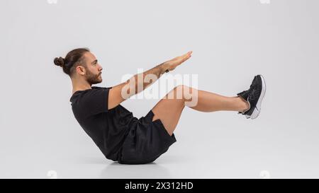 Mann in schwarzem Hemd und Shorts, der eine Dehnungsübung macht Stockfoto