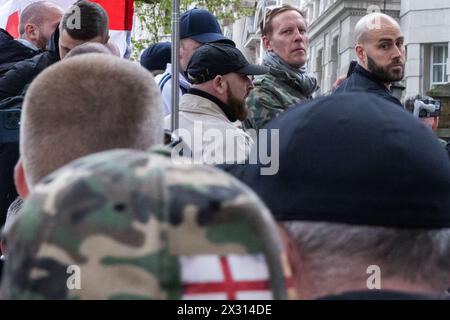 London, Großbritannien. April 2024. Laurence Fox wird bei einer St. George's Day Rallye auf der Richmond Terrace gezeigt. Die Metropolitan Police hatte zuvor mitgeteilt, dass Mitglieder rechtsextremer Gruppen an der Kundgebung teilnehmen würden. Quelle: Mark Kerrison/Alamy Live News Stockfoto