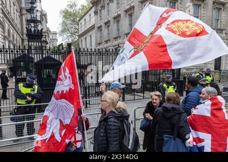 London, Großbritannien. April 2024. Während einer St. George's Day-Rallye winken die Leute vor der Downing Street mit Fahnen. Die Metropolitan Police hatte zuvor mitgeteilt, dass Mitglieder rechtsextremer Gruppen an der Kundgebung teilnehmen würden. Quelle: Mark Kerrison/Alamy Live News Stockfoto