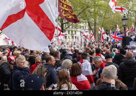 London, Großbritannien. April 2024. Bei einer St. George's Day-Rallye auf der Richmond Terrace winken die Menschen mit den Flaggen von St. George's. Die Metropolitan Police hatte zuvor mitgeteilt, dass Mitglieder rechtsextremer Gruppen an der Kundgebung teilnehmen würden. Quelle: Mark Kerrison/Alamy Live News Stockfoto