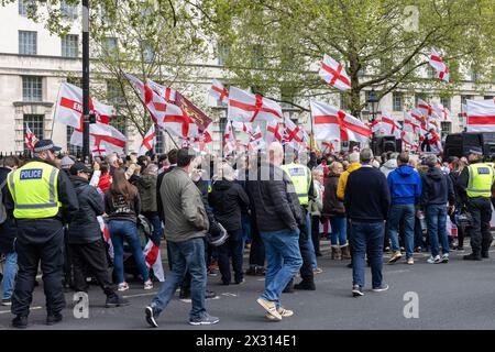 London, Großbritannien. April 2024. Bei einer St. George's Day-Rallye auf der Richmond Terrace winken die Menschen mit den Flaggen von St. George's. Die Metropolitan Police hatte zuvor mitgeteilt, dass Mitglieder rechtsextremer Gruppen an der Kundgebung teilnehmen würden. Quelle: Mark Kerrison/Alamy Live News Stockfoto