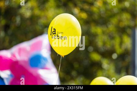 Ein Ballon mit der Aufschrift 'Ja zum Leben' auf dem Marktplatz in Zürich-Oerlikon. (Zürich, Schweiz, 17.09.2022) Stockfoto