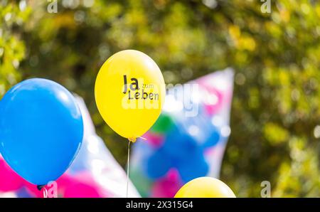 Ein Ballon mit der Aufschrift 'Ja zum Leben' auf dem Marktplatz in Zürich-Oerlikon. (Zürich, Schweiz, 17.09.2022) Stockfoto