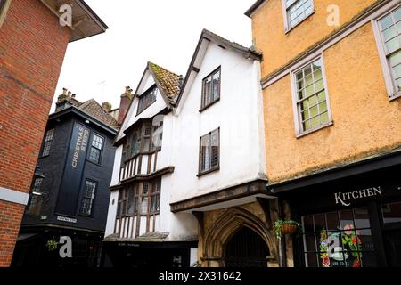 Bristol, England – 30. März 2024: Altes Gebäude mit Tudor-Fassade in der Weihnachtsstraße im alten Stadtviertel von Bristol Stockfoto