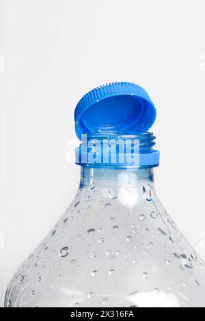 Nahaufnahme der neuen Kappe, die an der Plastikflasche befestigt ist und mit dem Flaschenhals durch eine feste Lasche am Sicherheitsring verbunden ist. Sie sollen ermutigen Stockfoto