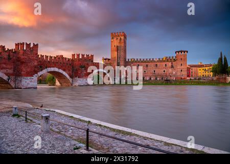 Verona, Italien. Stadtbild der schönen italienischen Stadt Verona mit der Castelvecchio-Brücke über die Etsch bei Sonnenaufgang. Stockfoto