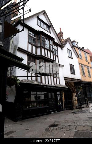 Bristol, England – 30. März 2024: Altes Gebäude mit Tudor-Fassade in der Weihnachtsstraße im alten Stadtviertel von Bristol Stockfoto