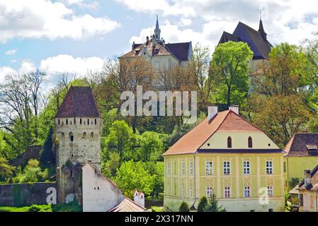 Blick auf die Architektur der Altstadt von Sighisoara vom Uhrenturm: Der Tinsmiths' Tower, die Kirche auf dem Hügel und andere Gebäude Stockfoto