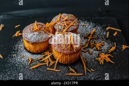 Karottenmuffins auf dunklem Hintergrund. Gesunde Karottenkuchen Muffins Stockfoto