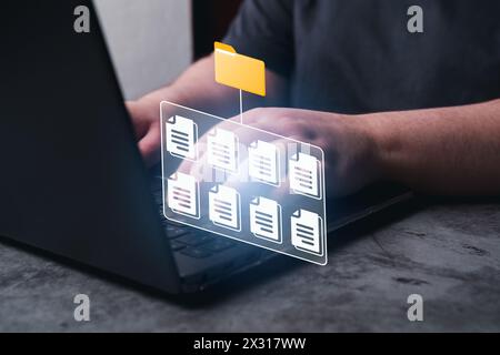 Geschäftsfrau, die einen Laptop zum Dokumentenmanagementsystem DMS verwendet. Digitale Dateispeicherung. Datenbanktechnologie. Unternehmen. Stockfoto