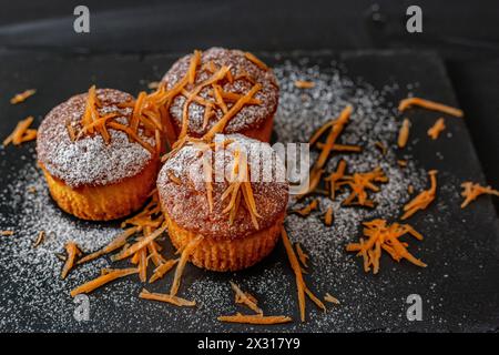 Karottenmuffins auf dunklem Hintergrund. Gesunde Karottenkuchen Muffins Stockfoto