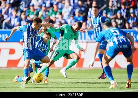 Samuel Lino von Atletico de Madrid tritt beim LaLiga EA Sports Match zwischen Deportivo gegen Andoni Gorosabel aus Deportivo Alaves an Stockfoto