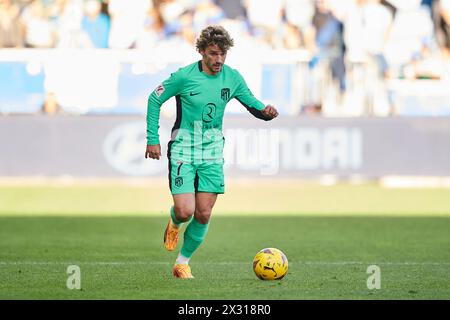 Antoine Griezmann von Atletico de Madrid mit dem Ball beim LaLiga EA Sports Spiel zwischen Deportivo Alaves und Atletico de Madrid in Mendizorrot Stockfoto