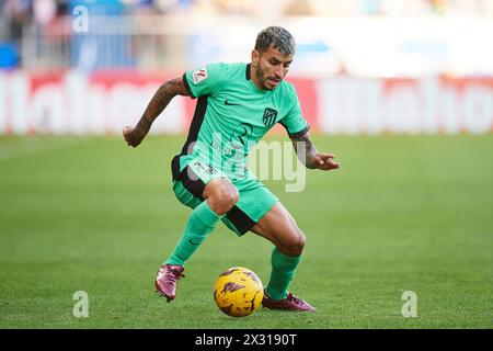 Angel Correa von Atletico de Madrid mit dem Ball während des LaLiga EA Sports Matches zwischen Deportivo Alaves und Atletico de Madrid in der Mendizorrotza St Stockfoto
