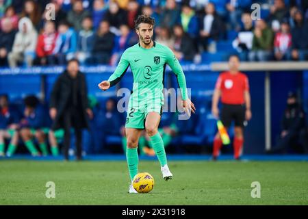 Mario Hermoso von Atletico de Madrid mit dem Ball beim LaLiga EA Sports Spiel zwischen Deportivo Alaves und Atletico de Madrid in Mendizorrotza S Stockfoto