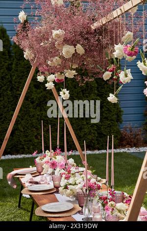 Pinkfarbene Tischdekoration für Gartenveranstaltungen. Inspiration für ein luxuriöses Picknick und Feierlichkeiten im Freien. Gartenparty im Sommer. Stockfoto