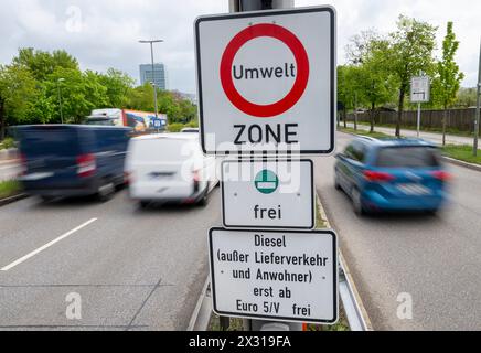 München, Deutschland. April 2024. Straßenschilder mit den Worten „Umwelt Zone“ und „Diesel (außer Lieferverkehr und Anwohner) nur ab Euro 5/V frei“ hängen zwischen den Straßen auf der Münchner Ringstraße. Der Münchner Stadtrat entscheidet, ob das Dieselfahrverbot verschärft werden soll. Quelle: Peter Kneffel/dpa/Alamy Live News Stockfoto