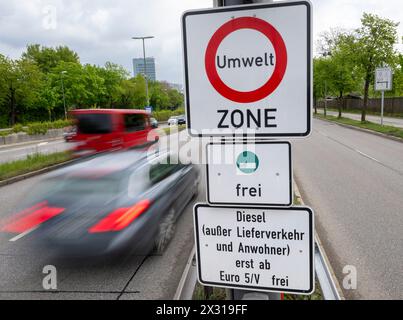 München, Deutschland. April 2024. Straßenschilder mit den Worten „Umwelt Zone“ und „Diesel (außer Lieferverkehr und Anwohner) nur ab Euro 5/V frei“ hängen zwischen den Straßen auf der Münchner Ringstraße. Münchner Stadtrat beschließt Verschärfung des Dieselfahrverbots Credit: Peter Kneffel/dpa/Alamy Live News Stockfoto